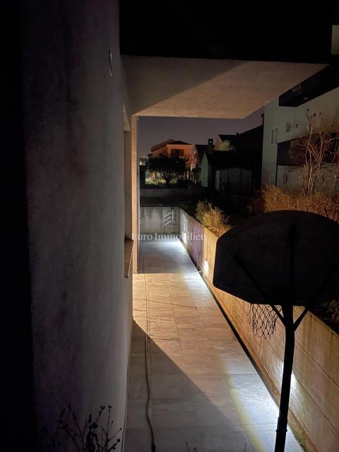 Moderna družinska hiša s terasami in vrtom