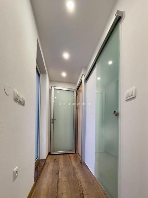 Moderna družinska hiša s terasami in vrtom