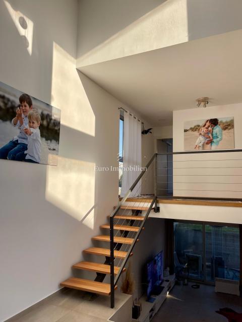 Moderna družinska hiša s terasami in vrtom