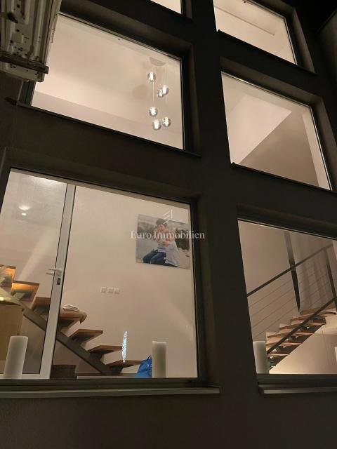 Moderna družinska hiša s terasami in vrtom