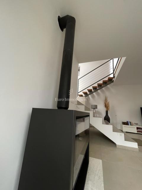 Moderna družinska hiša s terasami in vrtom