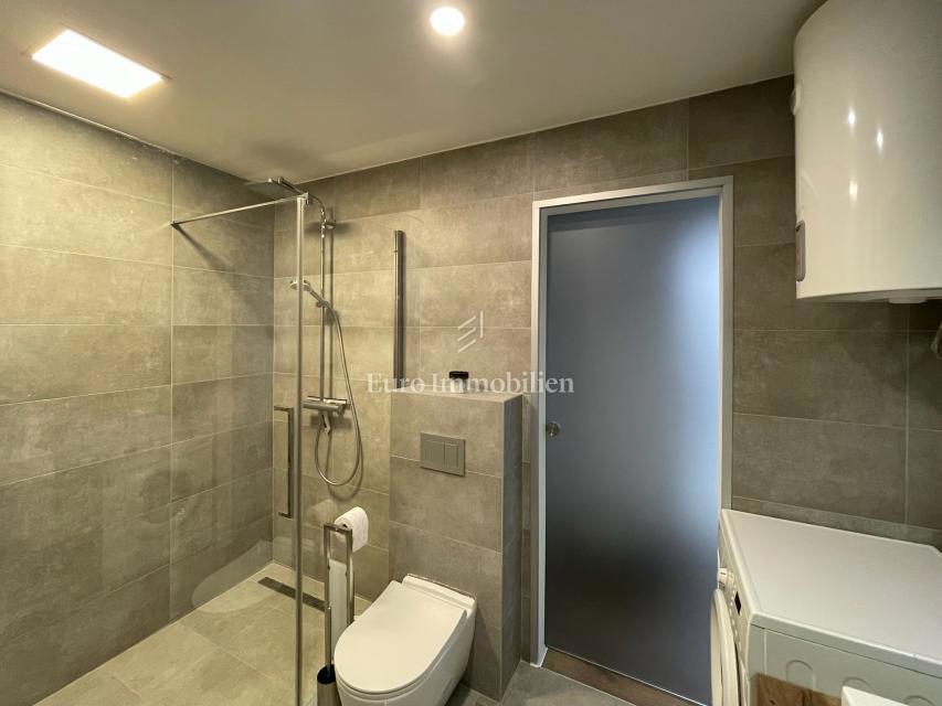 Moderna družinska hiša s terasami in vrtom