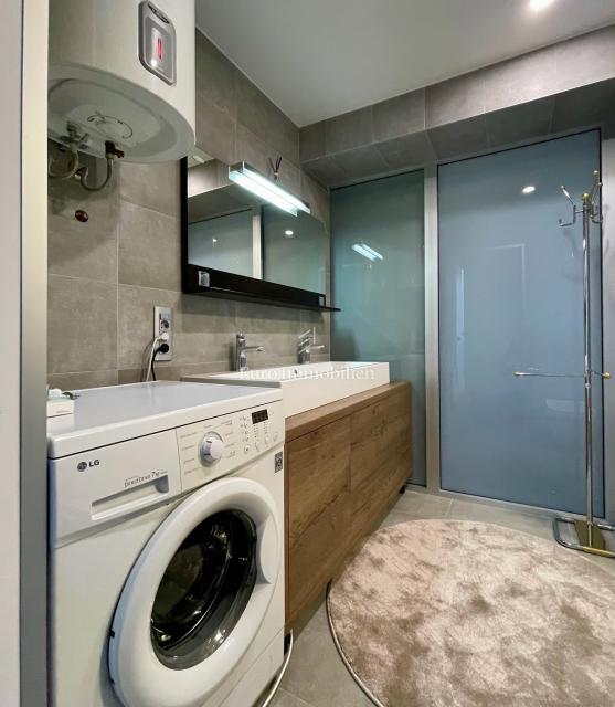 Moderna družinska hiša s terasami in vrtom