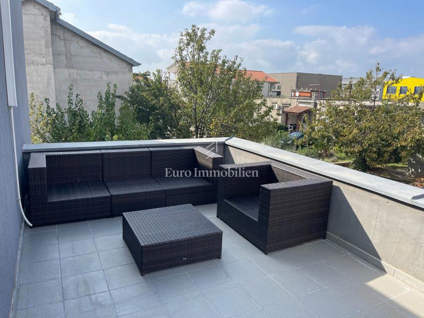 Moderna družinska hiša s terasami in vrtom