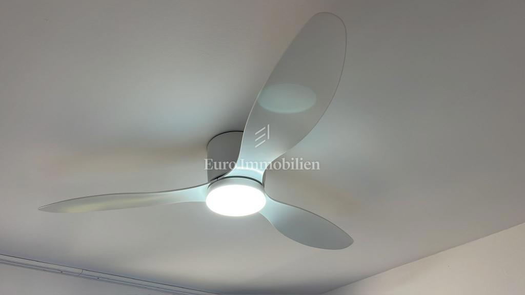 Moderna družinska hiša s terasami in vrtom