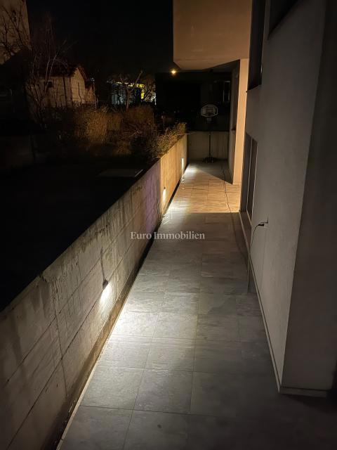 Moderna družinska hiša s terasami in vrtom