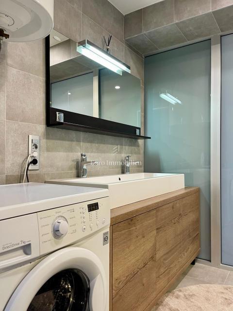 Moderna družinska hiša s terasami in vrtom