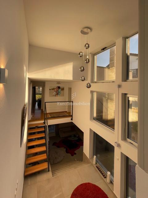 Moderna družinska hiša s terasami in vrtom