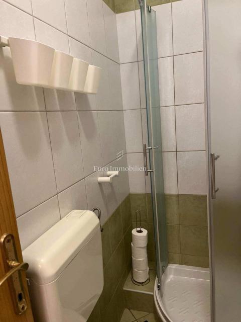 Hiša, 4 apartmaji in gradbena parcela, 60m do plaže, Vir