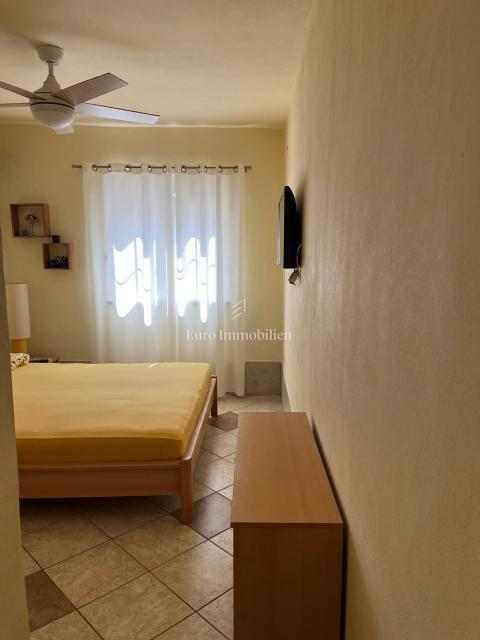 Hiša, 4 apartmaji in gradbena parcela, 60m do plaže, Vir