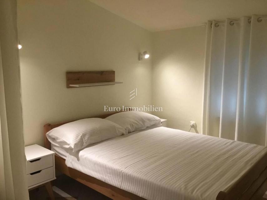 Hiša, 4 apartmaji in gradbena parcela, 60m do plaže, Vir