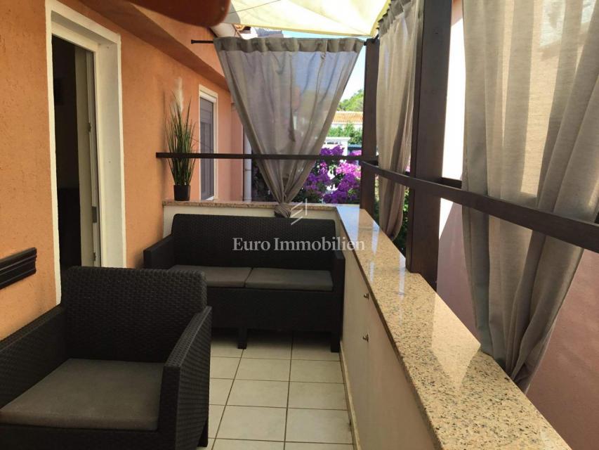 Hiša, 4 apartmaji in gradbena parcela, 60m do plaže, Vir