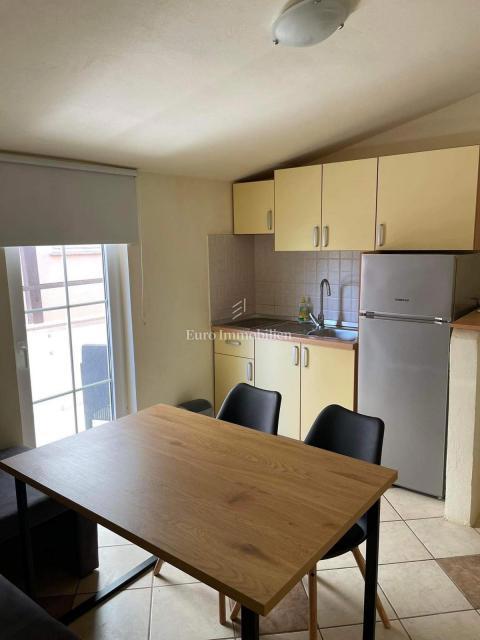 Hiša, 4 apartmaji in gradbena parcela, 60m do plaže, Vir