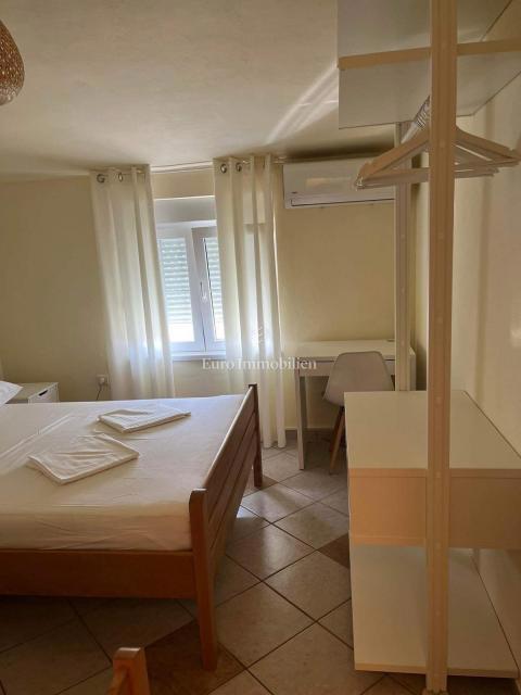 Hiša, 4 apartmaji in gradbena parcela, 60m do plaže, Vir