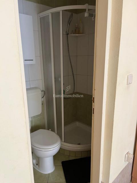 Hiša, 4 apartmaji in gradbena parcela, 60m do plaže, Vir