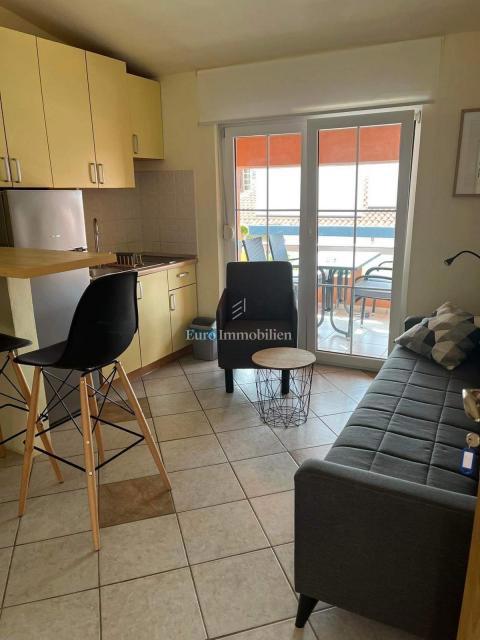 Hiša, 4 apartmaji in gradbena parcela, 60m do plaže, Vir