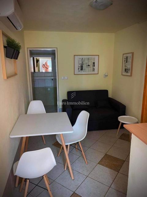 Hiša, 4 apartmaji in gradbena parcela, 60m do plaže, Vir