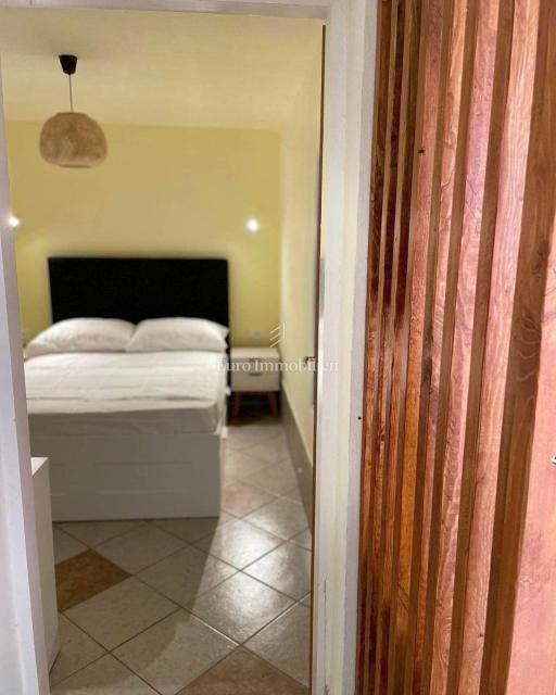 Hiša, 4 apartmaji in gradbena parcela, 60m do plaže, Vir