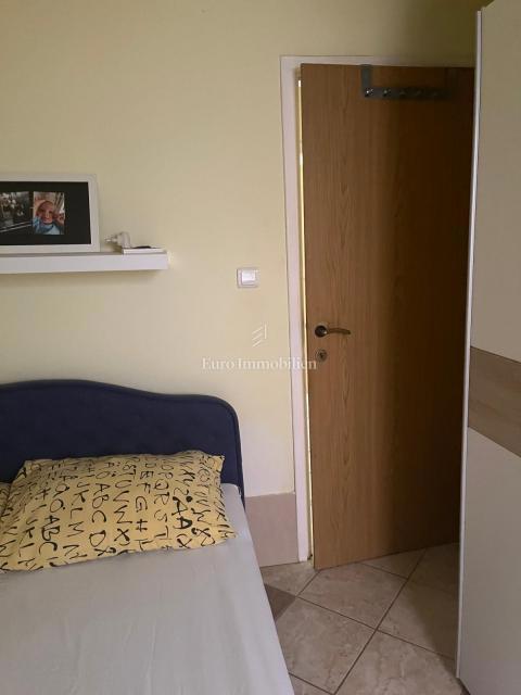 Hiša, 4 apartmaji in gradbena parcela, 60m do plaže, Vir