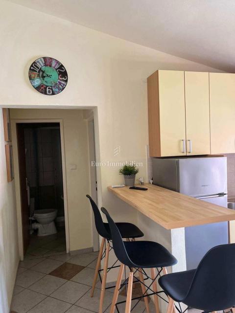 Hiša, 4 apartmaji in gradbena parcela, 60m do plaže, Vir