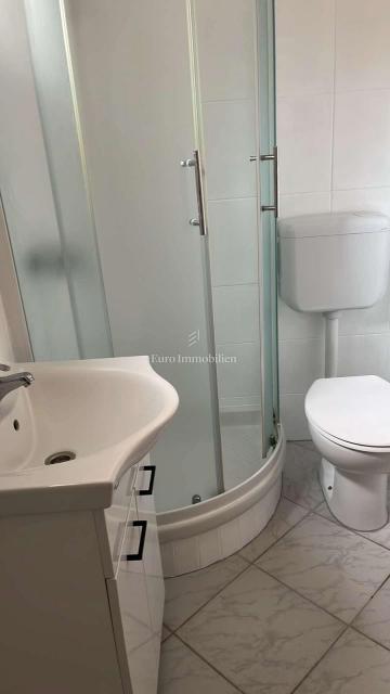 Hiša, 4 apartmaji in gradbena parcela, 60m do plaže, Vir