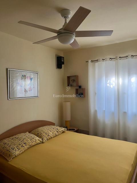 Hiša, 4 apartmaji in gradbena parcela, 60m do plaže, Vir