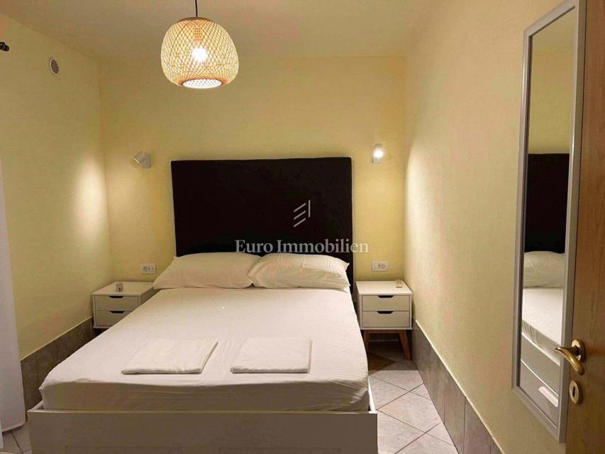 Hiša, 4 apartmaji in gradbena parcela, 60m do plaže, Vir