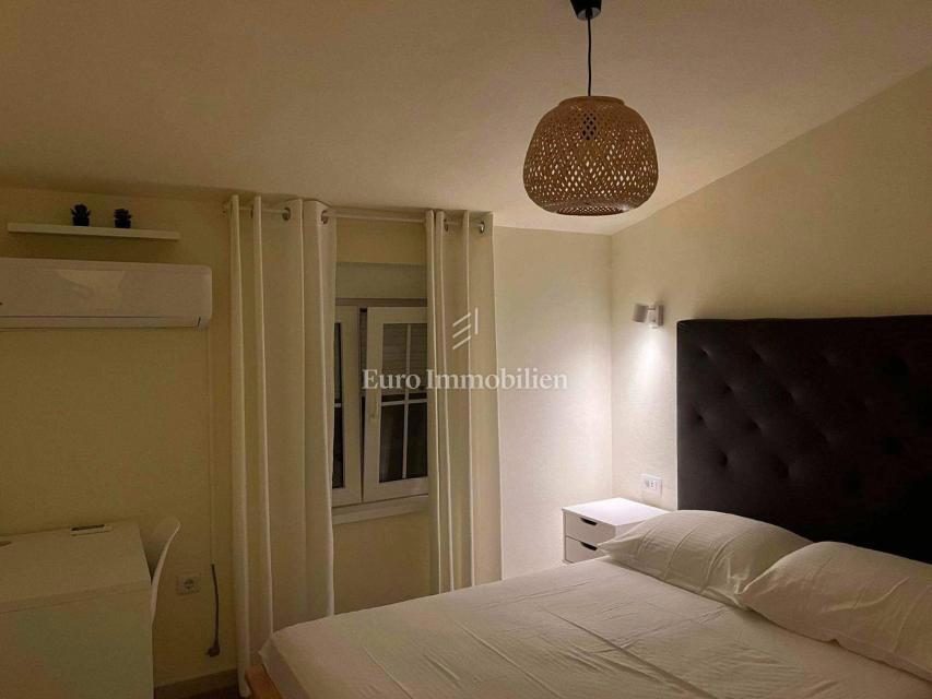 Hiša, 4 apartmaji in gradbena parcela, 60m do plaže, Vir