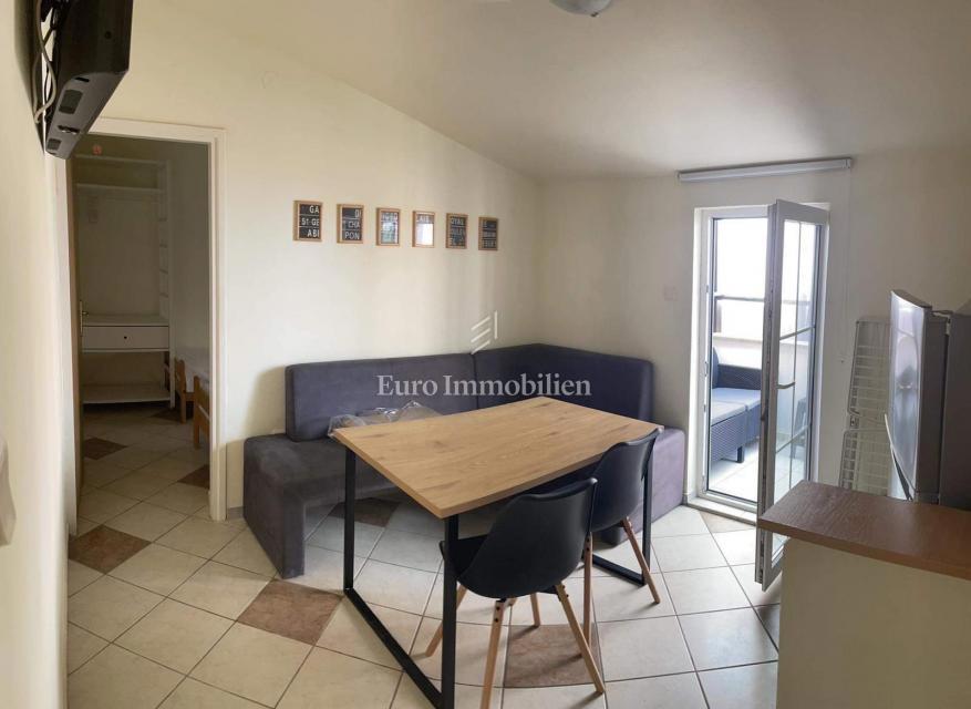 Hiša, 4 apartmaji in gradbena parcela, 60m do plaže, Vir