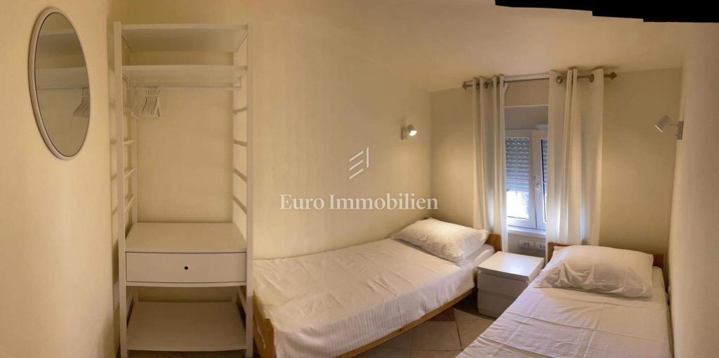 Hiša, 4 apartmaji in gradbena parcela, 60m do plaže, Vir