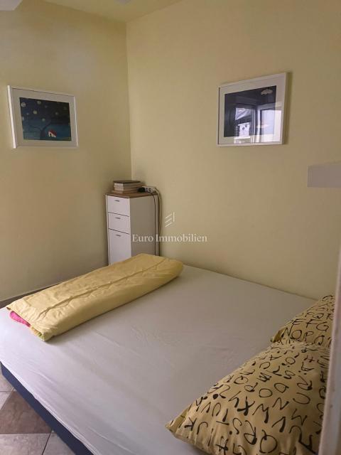 Hiša, 4 apartmaji in gradbena parcela, 60m do plaže, Vir