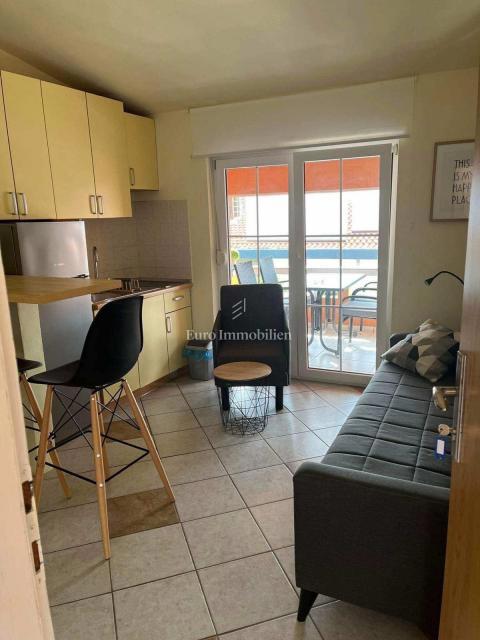 Hiša, 4 apartmaji in gradbena parcela, 60m do plaže, Vir