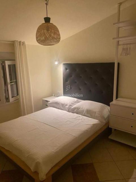 Hiša, 4 apartmaji in gradbena parcela, 60m do plaže, Vir