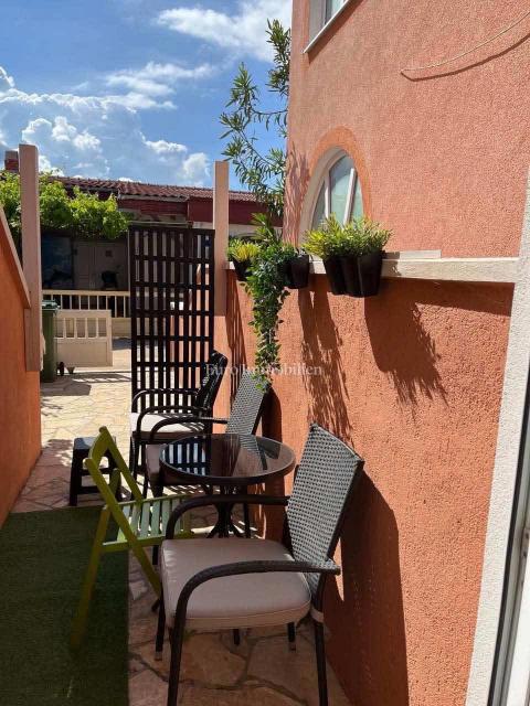 Hiša, 4 apartmaji in gradbena parcela, 60m do plaže, Vir