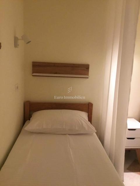 Hiša, 4 apartmaji in gradbena parcela, 60m do plaže, Vir