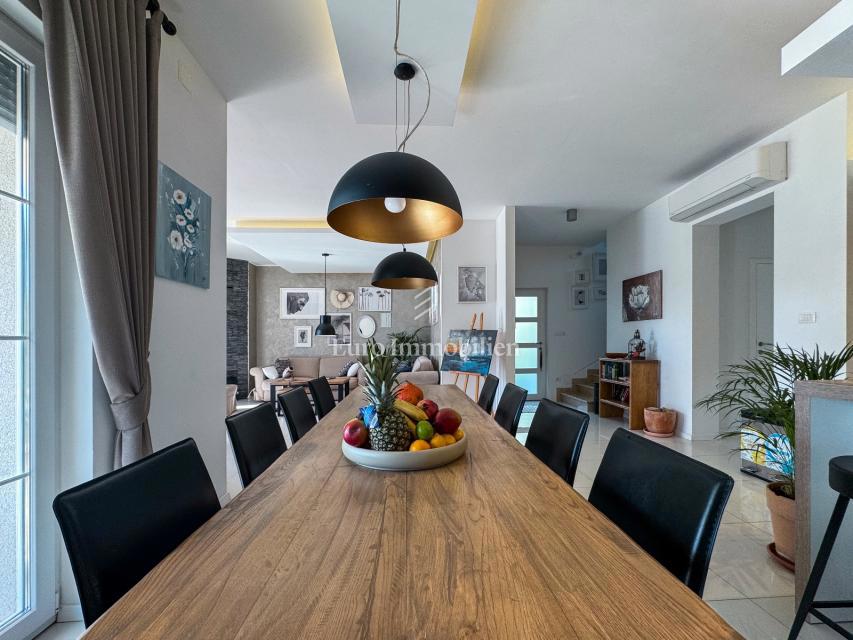 Luksuzna vila z bazenom in pogledom na morje, pri Labinu