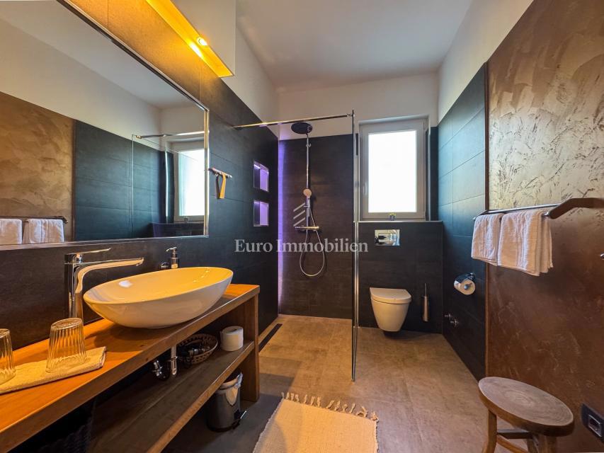 Luksuzna vila z bazenom in pogledom na morje, pri Labinu