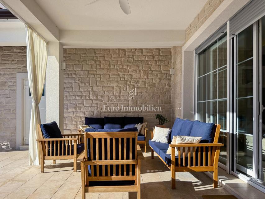 Luksuzna vila z bazenom in pogledom na morje, pri Labinu