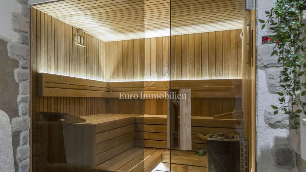 Luksuzna vila z bazenom in pogledom na morje, pri Labinu