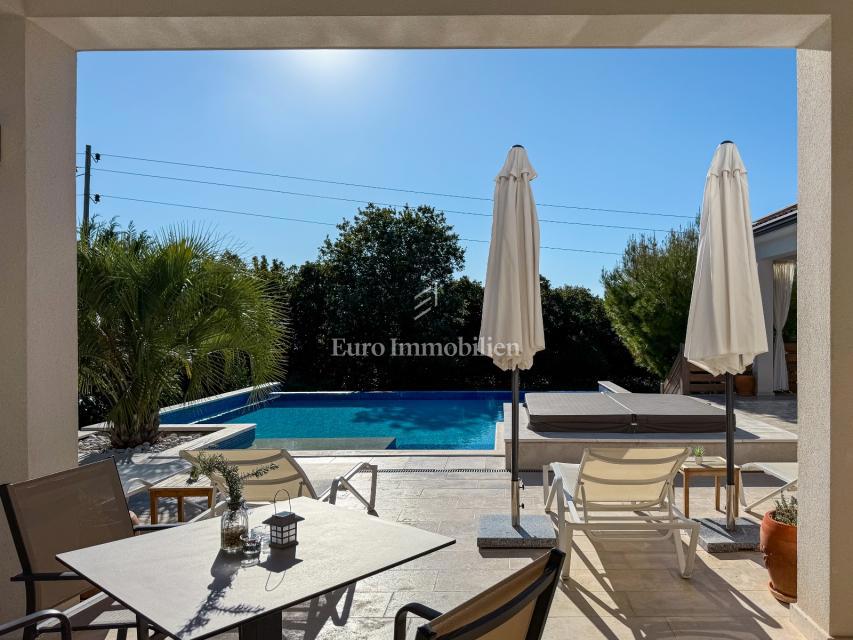 Luksuzna vila z bazenom in pogledom na morje, pri Labinu