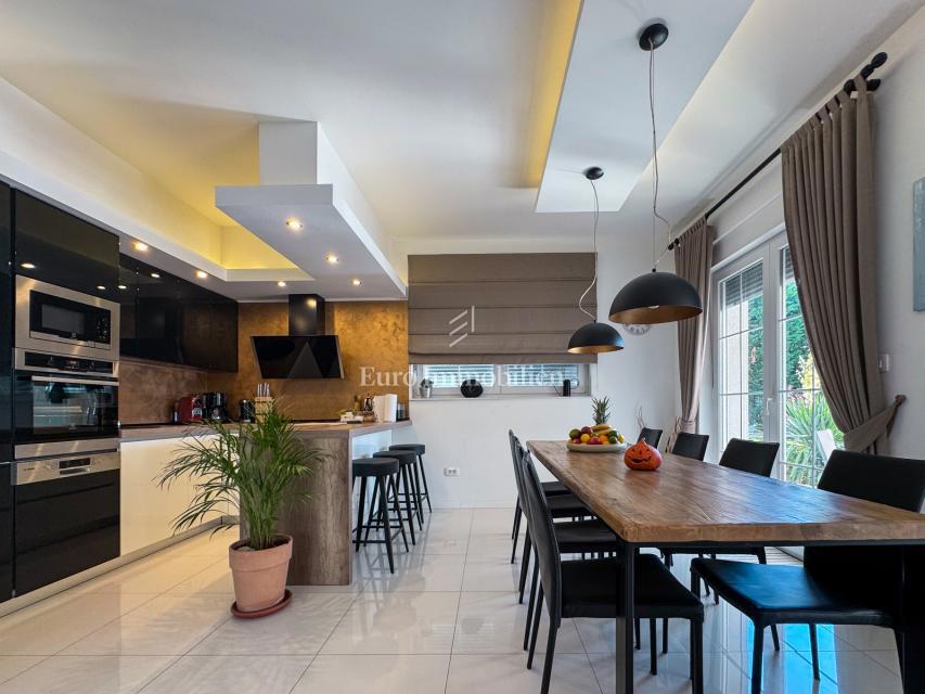 Luksuzna vila z bazenom in pogledom na morje, pri Labinu