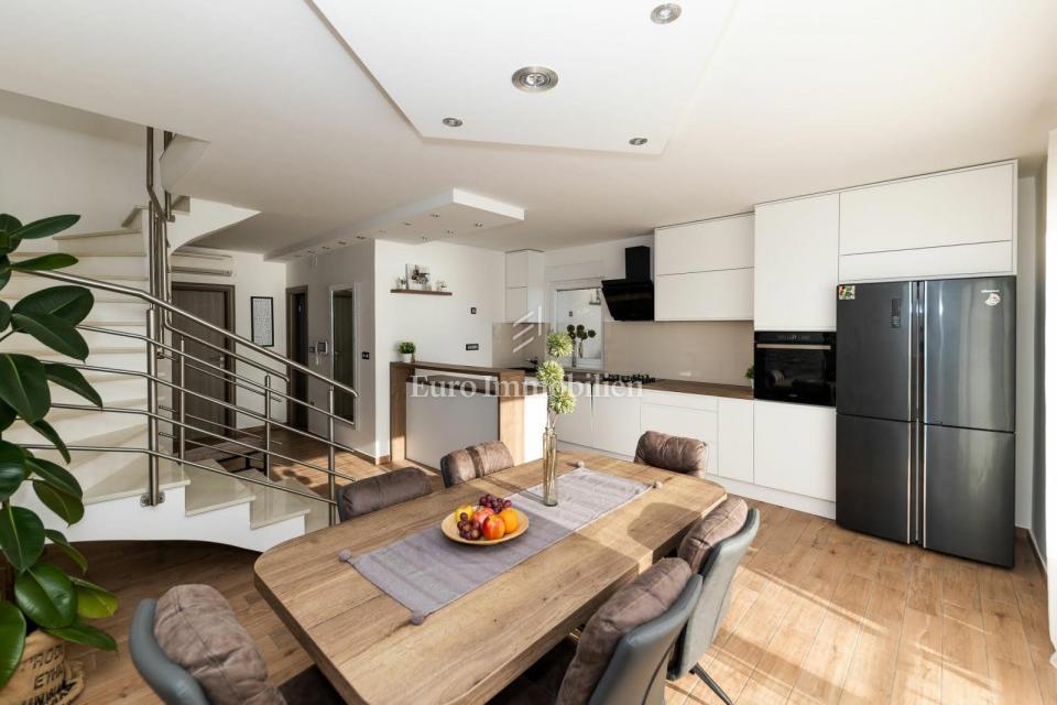 Modern stan blizu morja z dvema terasama in pogled na morje