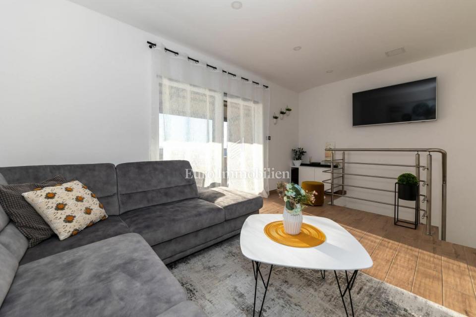 Modern stan blizu morja z dvema terasama in pogled na morje