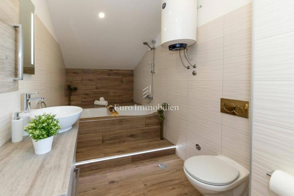 Modern stan blizu morja z dvema terasama in pogled na morje