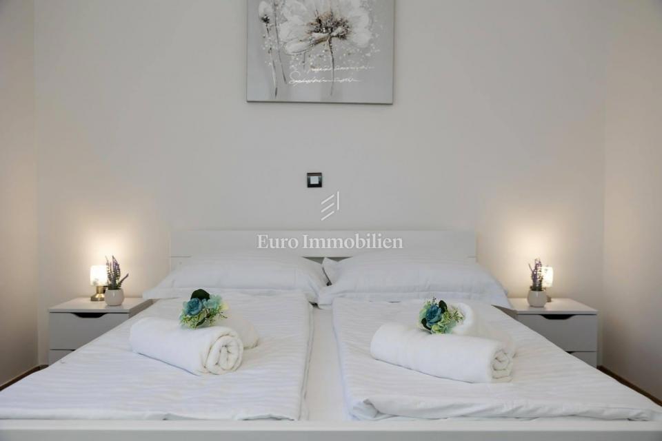 Modern stan blizu morja z dvema terasama in pogled na morje