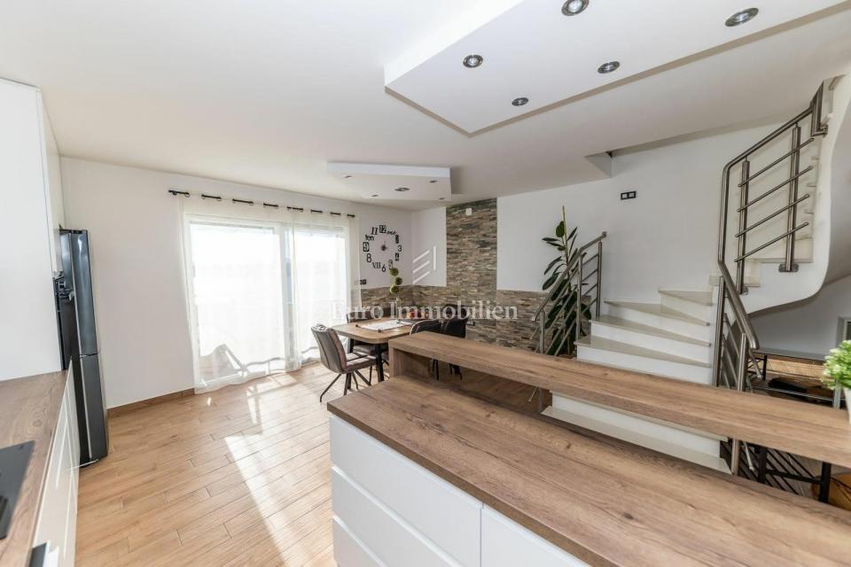 Modern stan blizu morja z dvema terasama in pogled na morje