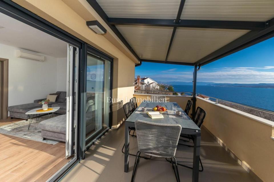 Modern stan blizu morja z dvema terasama in pogled na morje