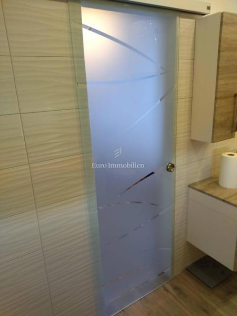 Modern stan blizu morja z dvema terasama in pogled na morje