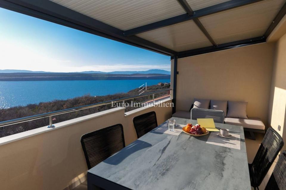 Modern stan blizu morja z dvema terasama in pogled na morje