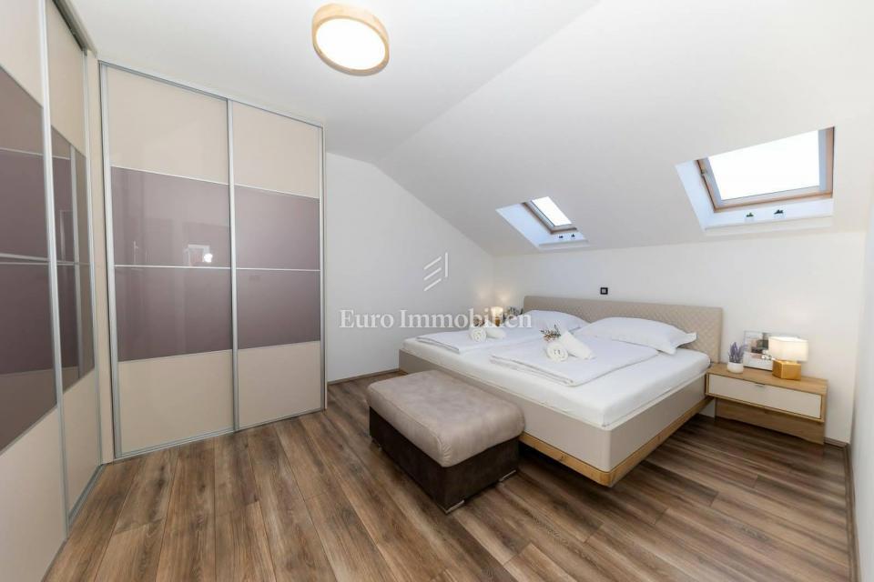 Modern stan blizu morja z dvema terasama in pogled na morje